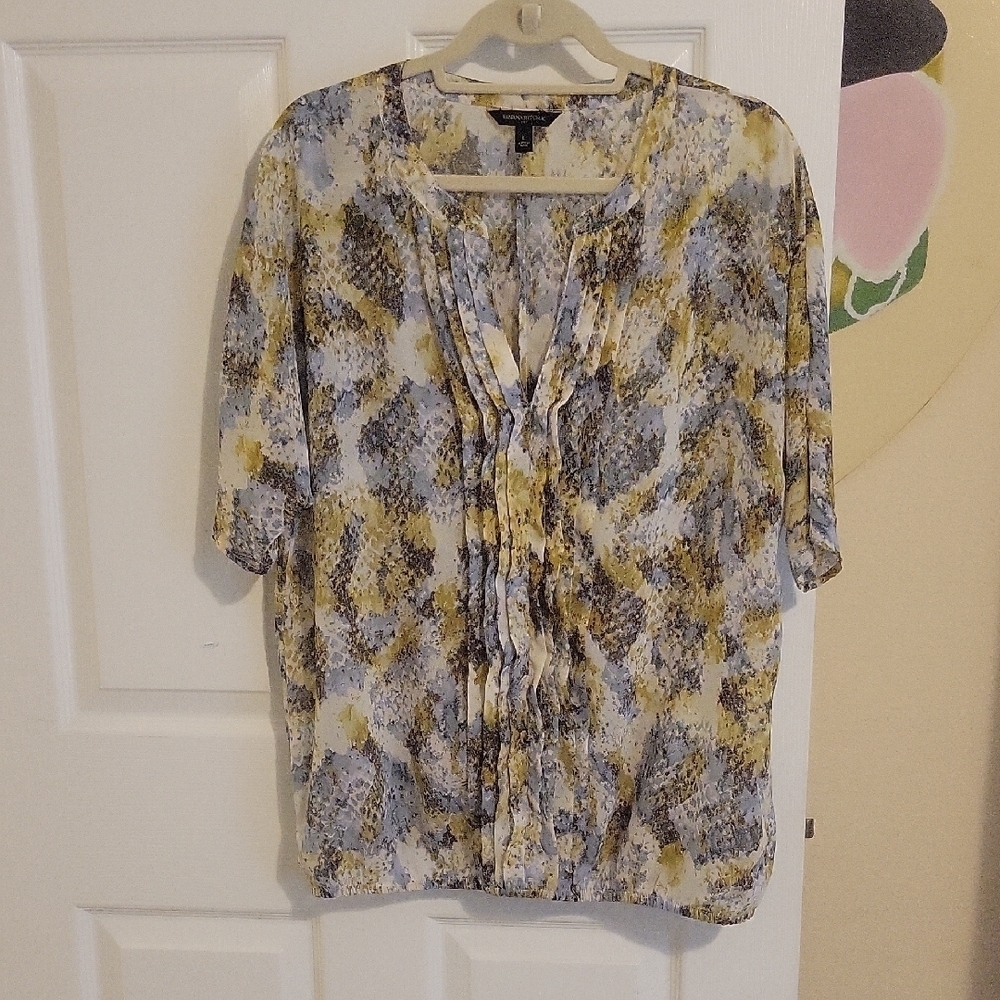 Banana Republic SzLg womans vneck 3/4 sleeve ruffle front sheer Patterned Blouse